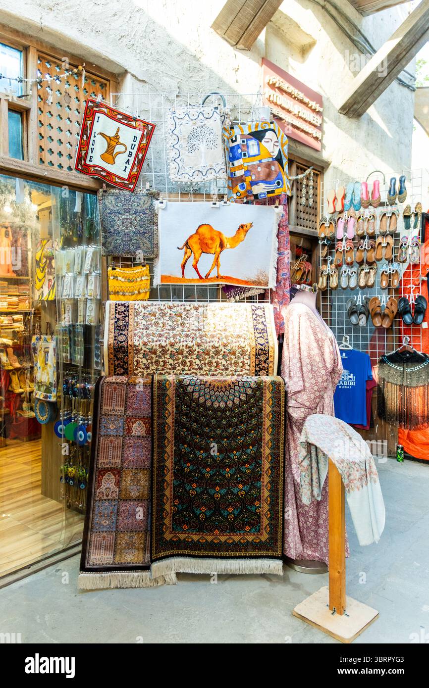 Marché de rue animé à Al Seef Dubaï , architecture traditionnelle et culture locale photographie de rue Banque D'Images