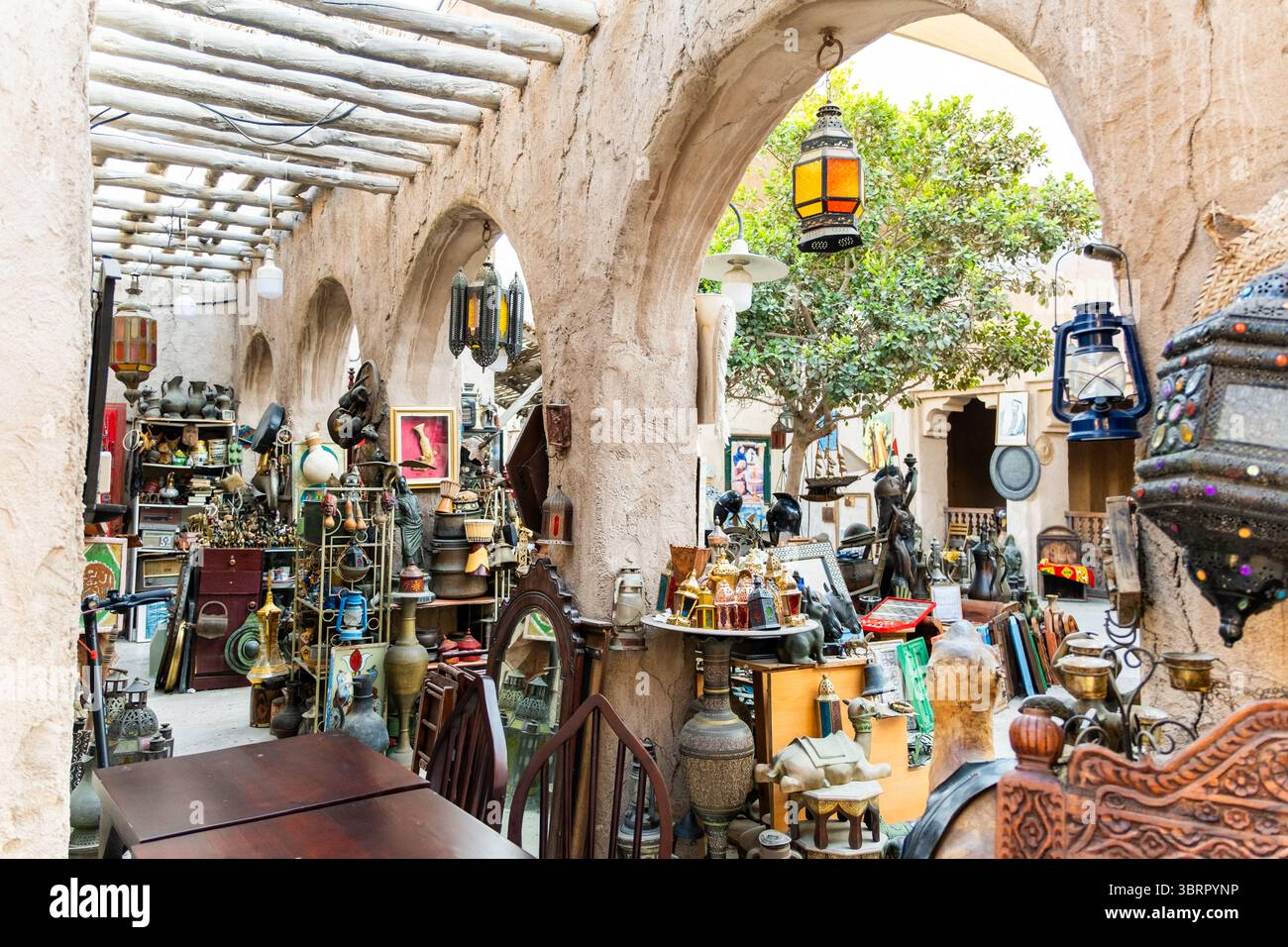 Marché de rue traditionnel avec arches en pierre, lampes en verre vintage et exposition de marché antique Banque D'Images