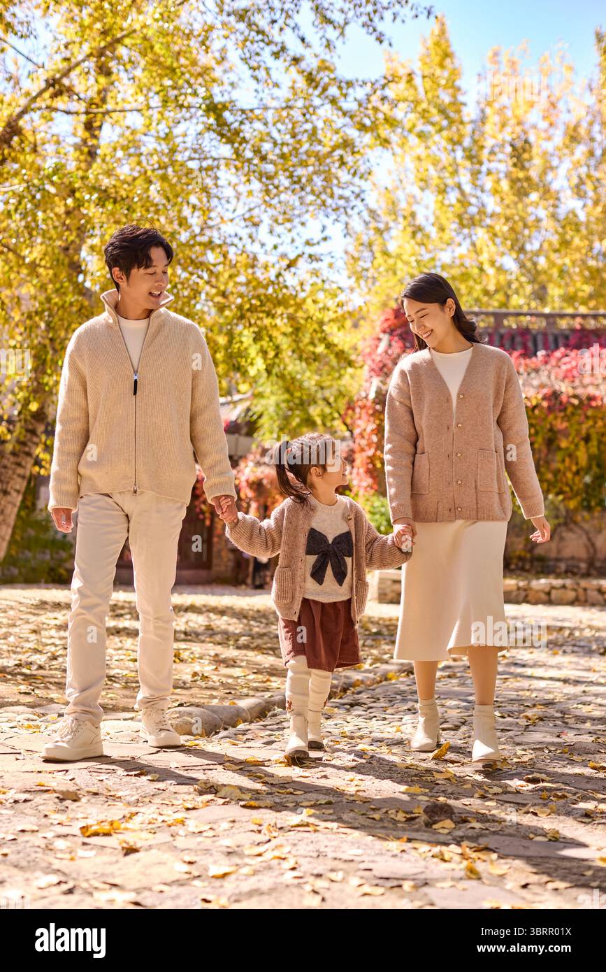 Heureuse jeune famille savourant chaque instant de leur journée de voyage Banque D'Images