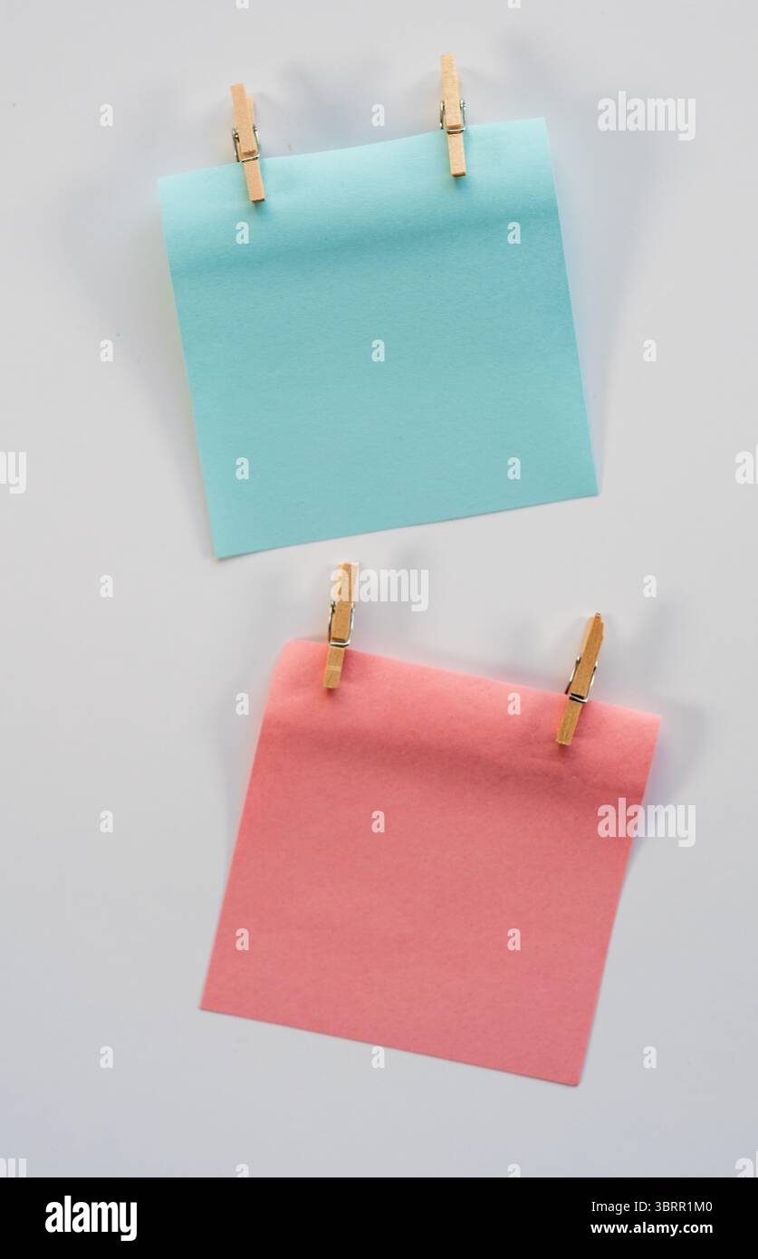 notes adhésives bleues et roses accrochées à la ficelle avec des clips en bois, décor d'anniversaire de bébé Banque D'Images