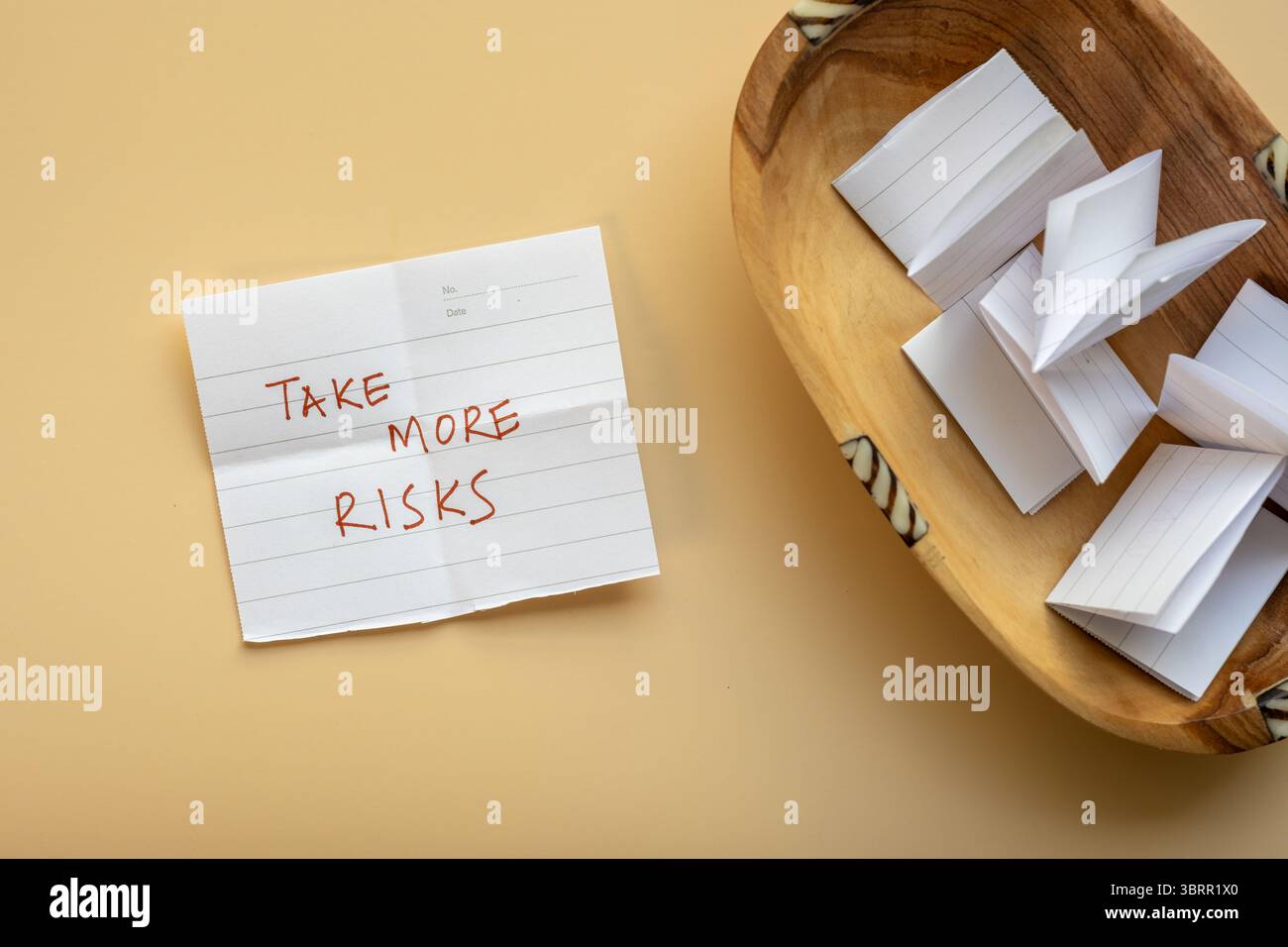 Chanceux dessiner des morceaux dans un bol, fond de message « prenez plus de risques », fond de croissance personnelle et de développement, concept Banque D'Images