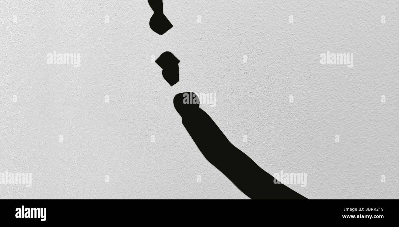 Art aquarelle courbe noire sur fond de mur blanc. Fond de papier blanc et irrégulier avec espace pour le texte. Banque D'Images