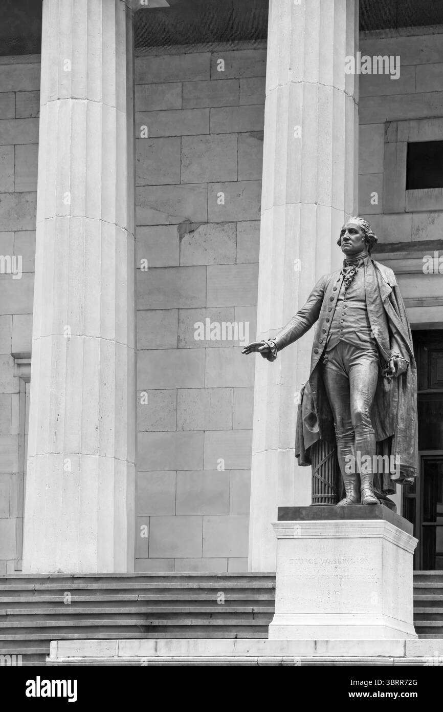 Photo en noir et blanc de la statue de George Washington. New York. ÉTATS-UNIS. Verticalement. Banque D'Images