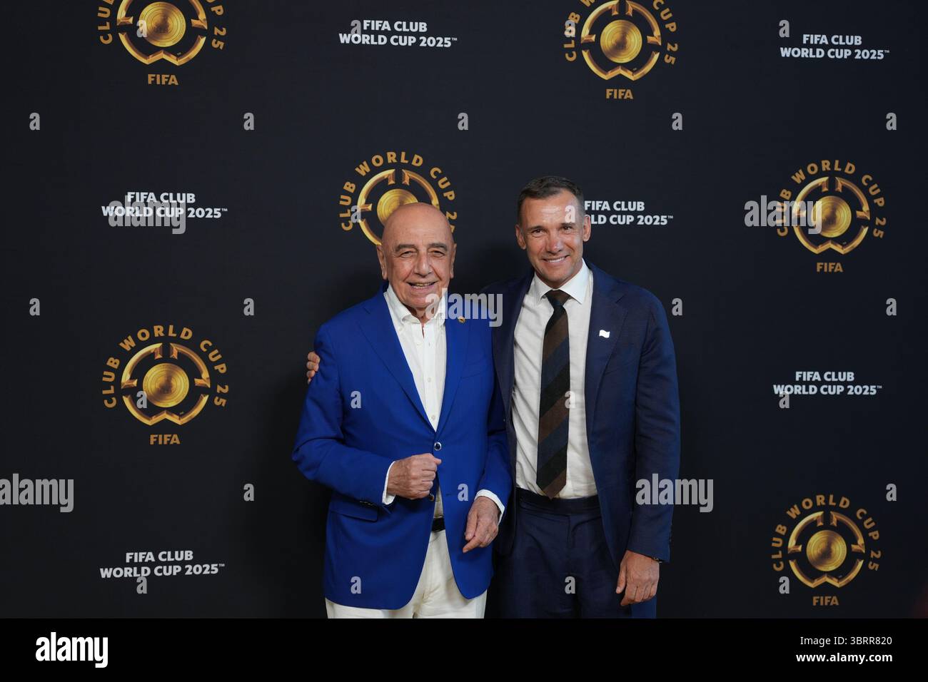 New Jersey, États-Unis. 13 juillet 2025. L'ancien joueur ukrainien Andriy Shevchenko (R) et le président de Monza Adriano Galliani arrivent avant le match final entre le Chelsea FC (Angleterre) et le Paris Saint-Germain (France) à la Coupe du monde des clubs FIFA 2025 au MetLife Stadium, New Jersey, États-Unis, le 13 juillet 2025. Crédit : Huang Zongzhi/Xinhua/Alamy Live News Banque D'Images