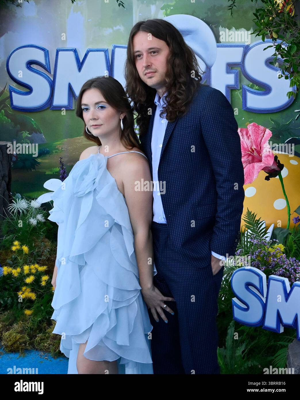 Los Angeles, États-Unis. 13 juillet 2025. Billie Lourd, la voix de Worry Schtroumpf dans la comédie musicale animée 'Schtroumpfs' et son mari Austen Rydell assistent à la première du film aux Paramount Studios à Los Angeles le dimanche 13 juillet 2025. Scénario : quand Papa Schtroumpf (John Goodman) est mystérieusement pris par des sorciers maléfiques, Razamel et Gargamel, Schtroumpfette (Rihanna) mène les Schtroumpfs en mission dans le monde réel pour le sauver. Avec l'aide de nouveaux amis, les Schtroumpfs doivent découvrir ce qui définit leur destin pour sauver l'univers. Photo de Jim Ruymen/UPI crédit : UPI/Alamy Live News Banque D'Images