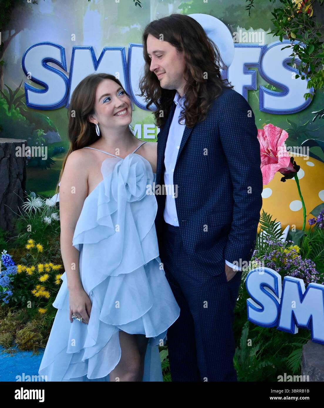 Los Angeles, États-Unis. 13 juillet 2025. Billie Lourd, la voix de Worry Schtroumpf dans la comédie musicale animée 'Schtroumpfs' et son mari Austen Rydell assistent à la première du film aux Paramount Studios à Los Angeles le dimanche 13 juillet 2025. Scénario : quand Papa Schtroumpf (John Goodman) est mystérieusement pris par des sorciers maléfiques, Razamel et Gargamel, Schtroumpfette (Rihanna) mène les Schtroumpfs en mission dans le monde réel pour le sauver. Avec l'aide de nouveaux amis, les Schtroumpfs doivent découvrir ce qui définit leur destin pour sauver l'univers. Photo de Jim Ruymen/UPI crédit : UPI/Alamy Live News Banque D'Images