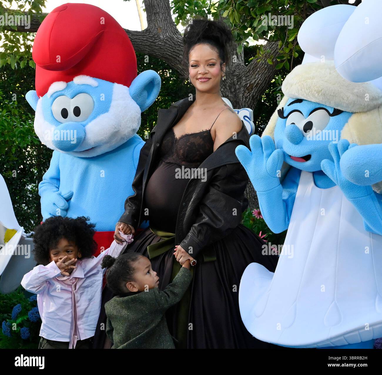 Rihanna, la voix de Smurfette dans la comédie musicale animée 'Schtroumpfs' et ses fils RZA Athelston Mayers (à gauche) et Riot Rose Mayers (à gauche) assistent à la première du film aux Paramount Studios de Los Angeles le dimanche 13 juillet 2025. Scénario : quand Papa Schtroumpf (John Goodman) est mystérieusement pris par des sorciers maléfiques, Razamel et Gargamel, Schtroumpfette (Rihanna) mène les Schtroumpfs en mission dans le monde réel pour le sauver. Avec l'aide de nouveaux amis, les Schtroumpfs doivent découvrir ce qui définit leur destin pour sauver l'univers. Photo de Jim Ruymen/UPI Banque D'Images