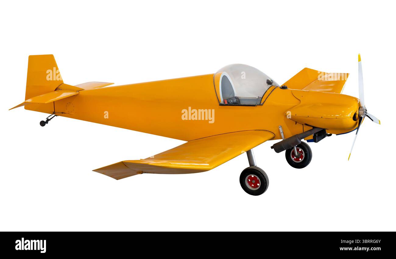 Petit avion vintage jaune isolé sur un fond blanc, avec une hélice en rotation, prêt pour le décollage Banque D'Images