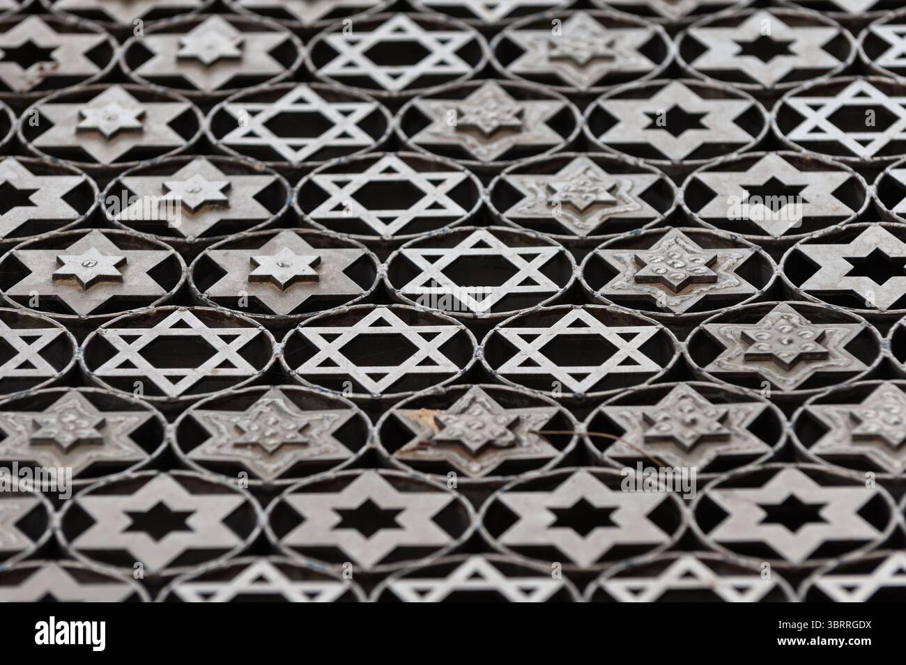 Design en métal avec des rangées d'étoiles juives argentées complexes de David à l'entrée du mont Cimetière militaire Herzl à Jérusalem. Banque D'Images