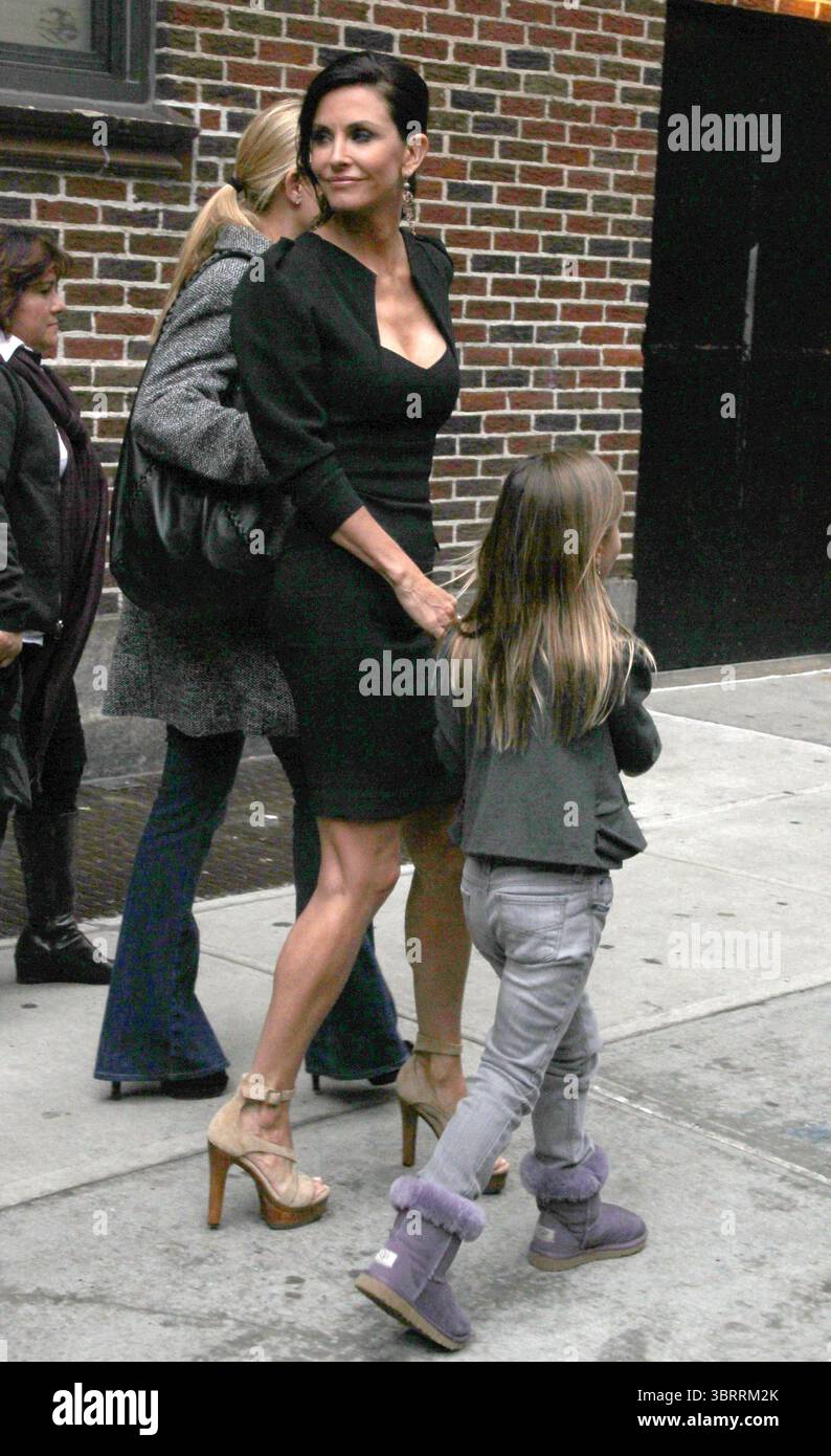 Courteney Cox et sa fille Coco Riley Arquette au Late Show with David Letterman à New York le 13 avril 2011 Banque D'Images