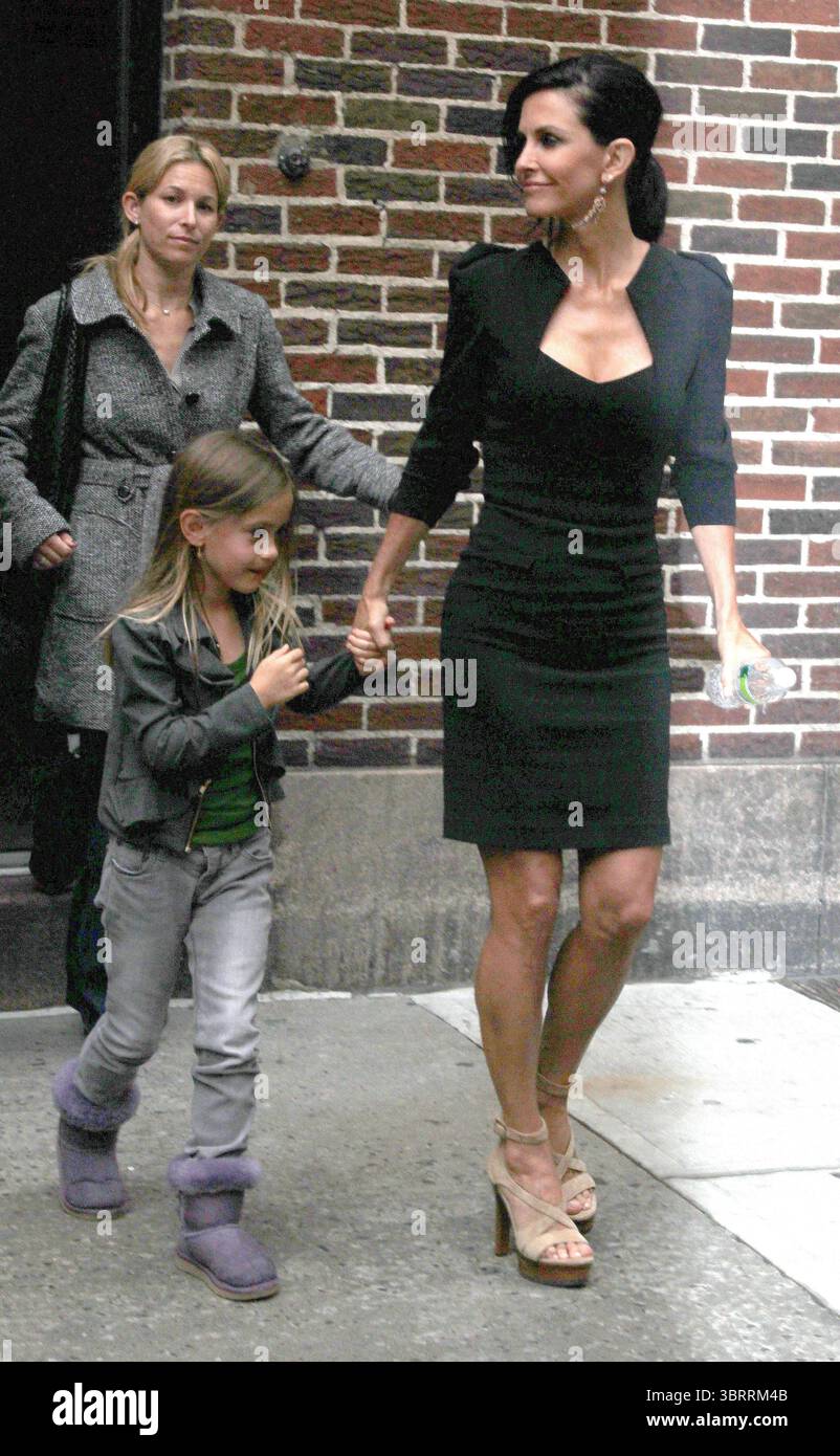 Courteney Cox et sa fille Coco Riley Arquette au Late Show with David Letterman à New York le 13 avril 2011 Banque D'Images