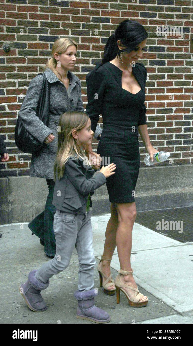 Courteney Cox et sa fille Coco Riley Arquette au Late Show with David Letterman à New York le 13 avril 2011 Banque D'Images