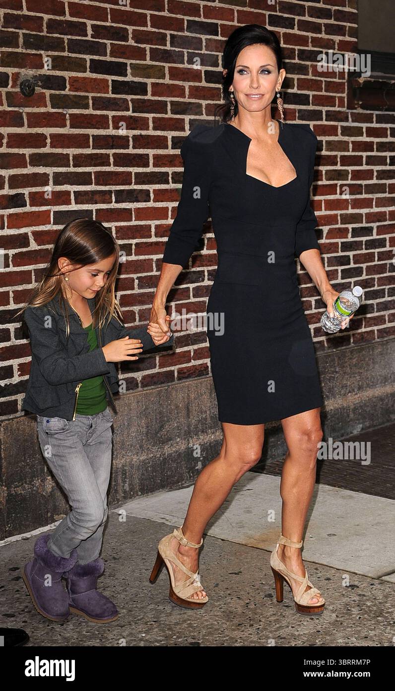 Courteney Cox et sa fille Coco Riley Arquette au Late Show with David Letterman à New York le 13 avril 2011 Banque D'Images