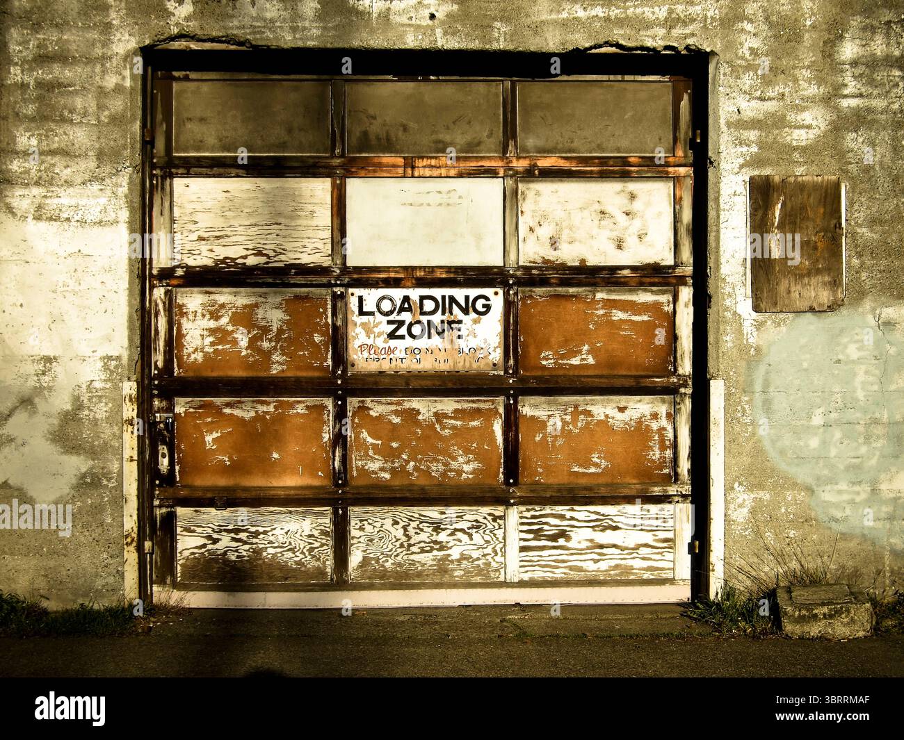 Vue d'une vieille porte de garage et panneau de zone de chargement à Seattle, Washington. Banque D'Images