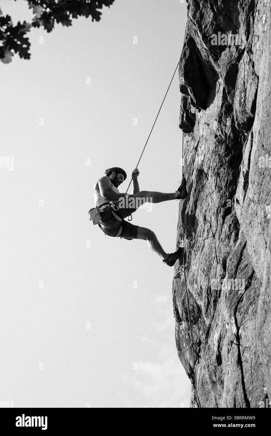 homme marchant sur le rocher après avoir grimpé en plein air avec son ami Banque D'Images