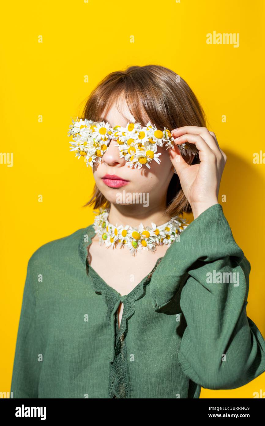 Lunettes de Marguerite et portrait de bijoux floraux. Ambiance estivale Banque D'Images