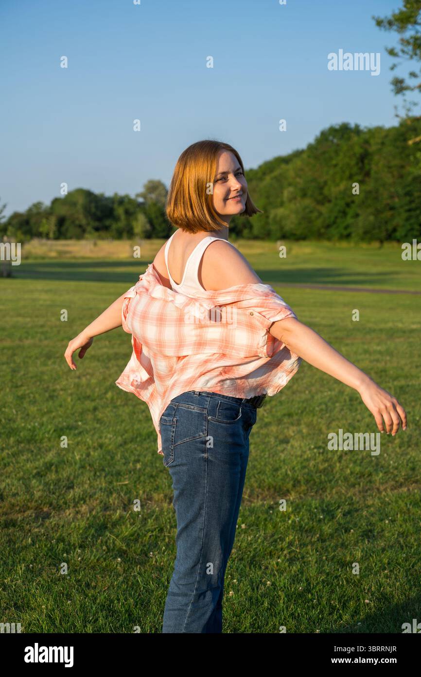 Femme d'âge moyen appréciant l'heure d'été. Banque D'Images