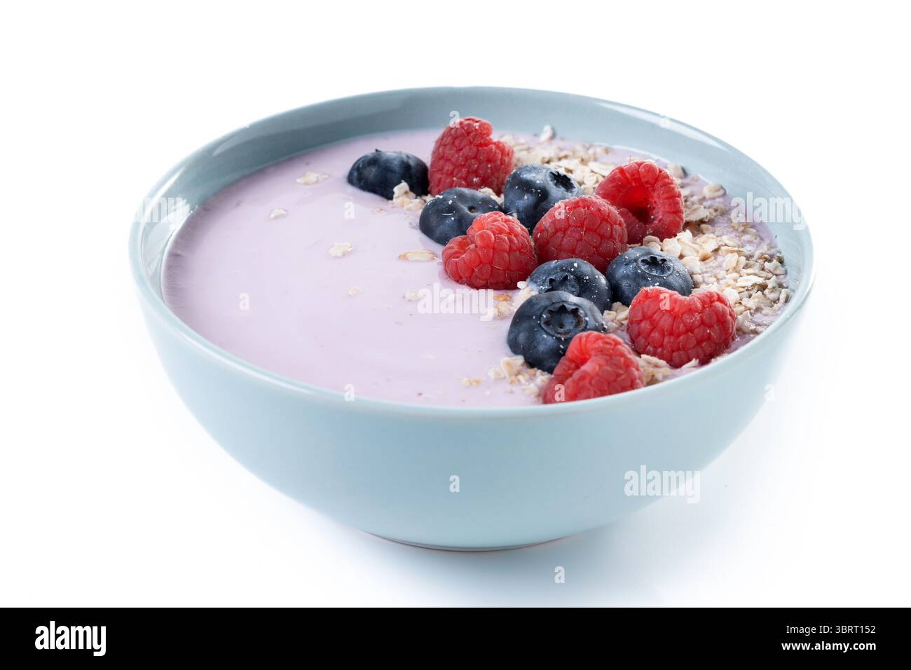 Bol à smoothie sain avec des baies isolé sur fond blanc Banque D'Images