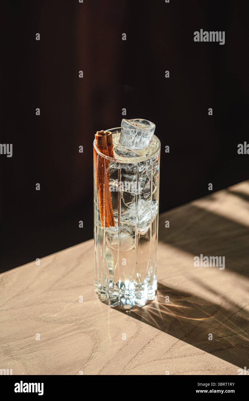 Cocktail limpide avec glaçons et cannelle Banque D'Images