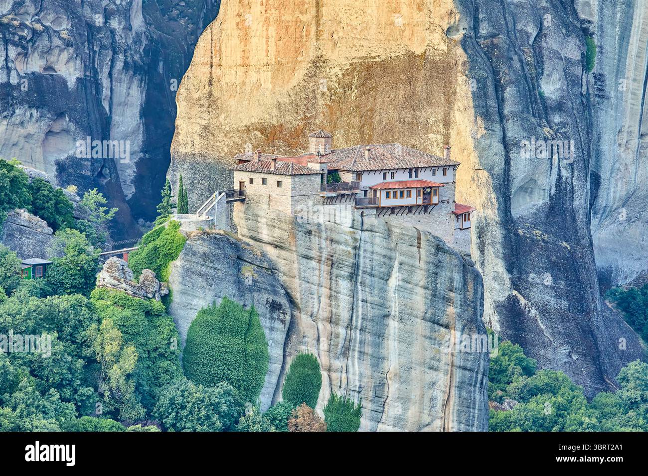 Monastère de Roussanou perché sur des piliers naturels géants dans la zone des monastères des Météores, Thessalie, Grèce, Europe Banque D'Images