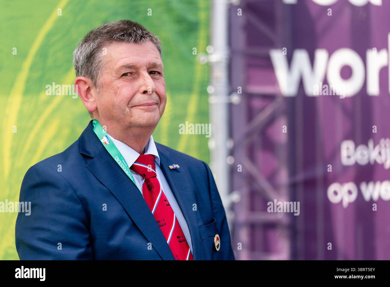 2025-07-13 Flagparade avant les Marches de quatre jours NIMÈGUE NIMÈGUE, PAYS-BAS - 13 JUILLET : défilé des drapeaux avant le début des Marches internationales de quatre jours Vierdaagse / 4daagse, le plus grand événement de marche de plusieurs jours au monde avec plus de 47,000 participants. La photo montre le leader de mars Henny Sackers. Le 13 juillet 2025 à Nimègue, pays-Bas. Nijmegen pays-Bas le contenu ne peut pas être redistribué aux pays-Bas directement ou indirectement par le biais de tiers. Droit d'auteur : xLuciaxSmatanovax Banque D'Images