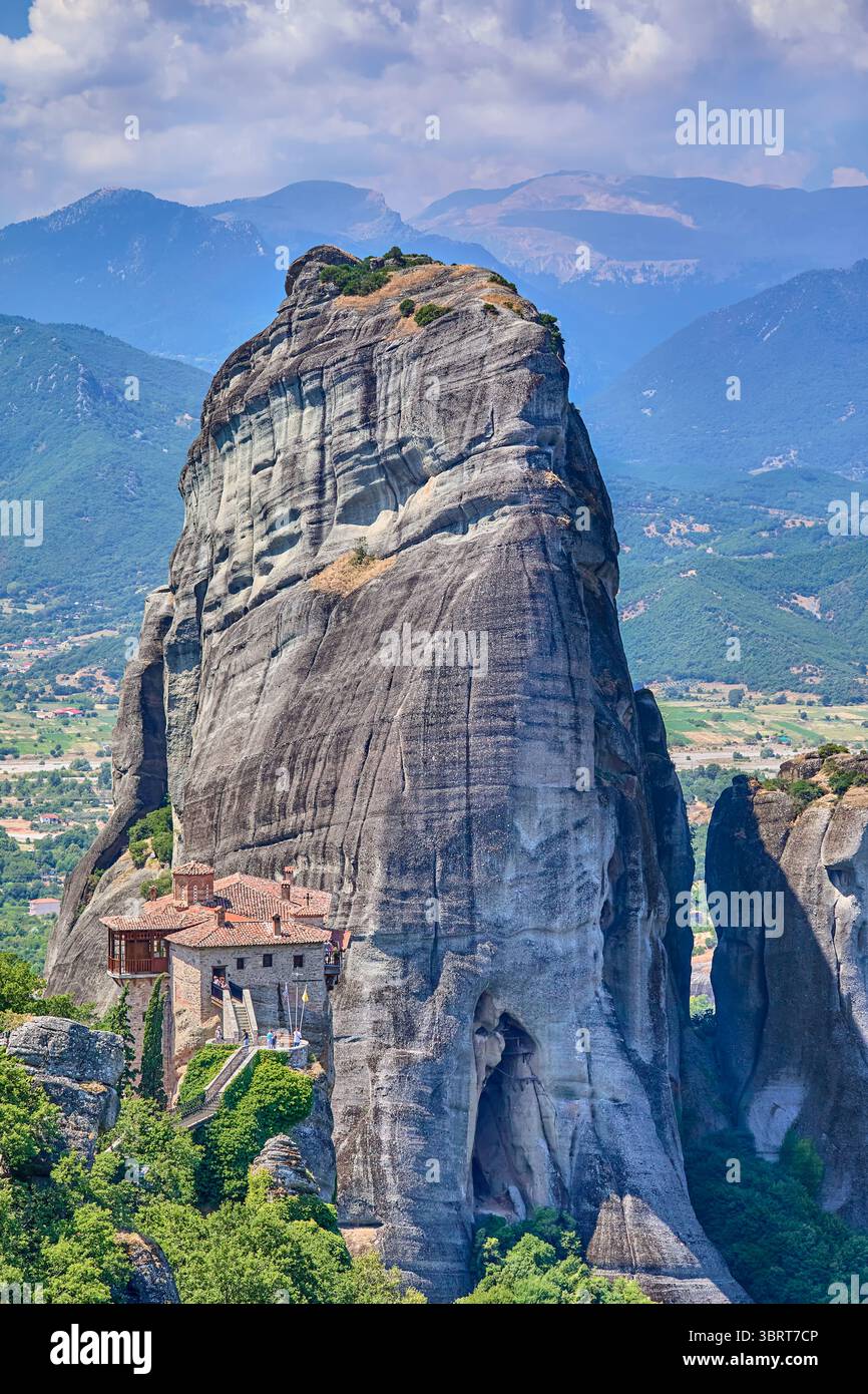 Monastère de Roussanou perché sur des piliers naturels géants dans la zone des monastères des Météores, Thessalie, Grèce, Europe Banque D'Images