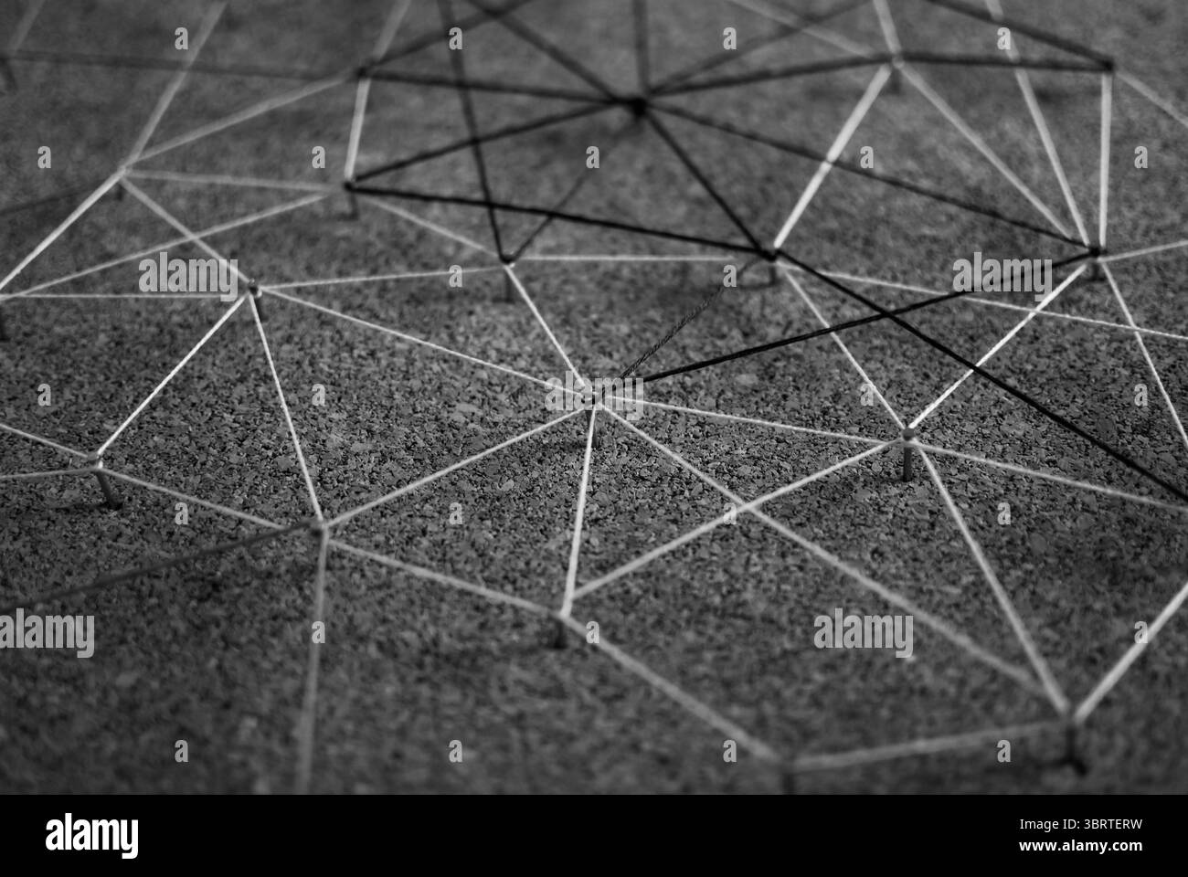 Arrière-plan. Concept abstrait (idée) de réseau, médias sociaux, internet, travail d'équipe, communication abstrait. Clous reliés entre eux par des fils. Isolé. Banque D'Images