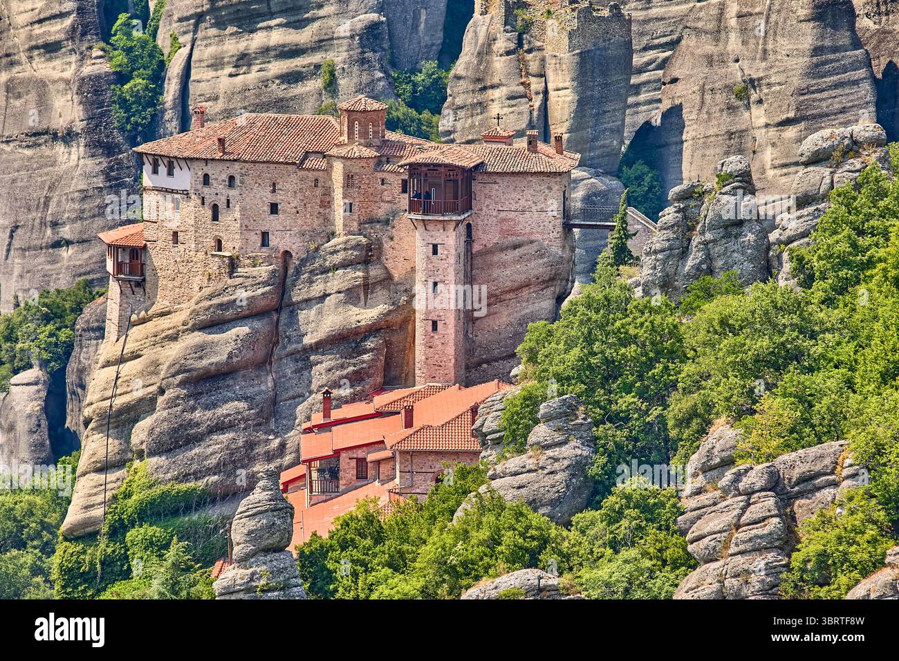 Monastère de Roussanou perché sur des piliers naturels géants dans la zone des monastères des Météores, Thessalie, Grèce, Europe Banque D'Images
