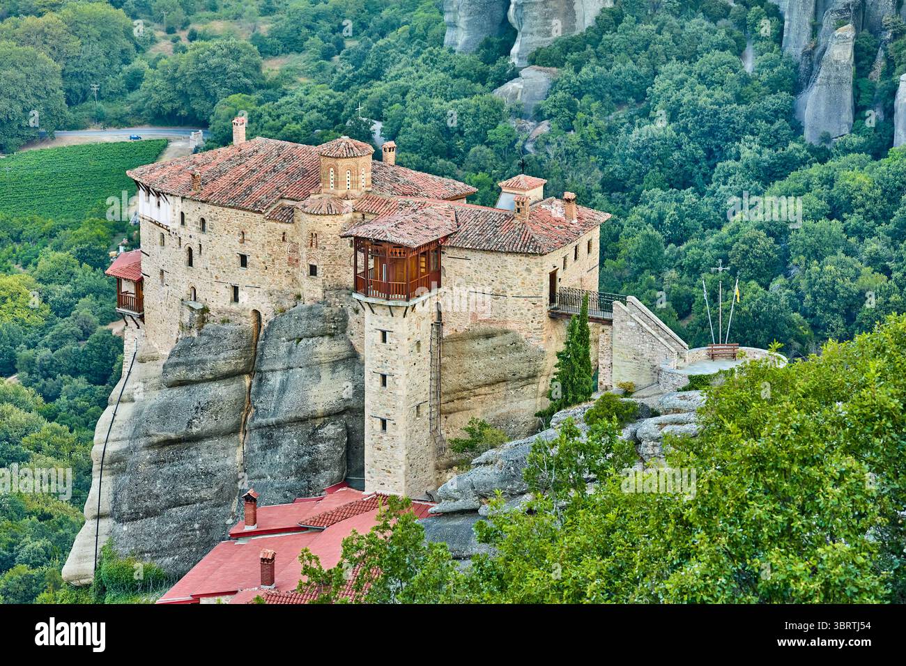 Monastère de Roussanou perché sur des piliers naturels géants dans la zone des monastères des Météores, Thessalie, Grèce, Europe Banque D'Images