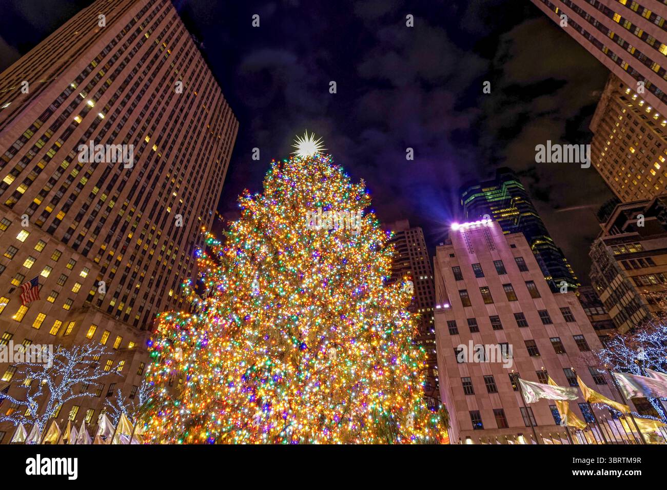 Arbre de Noël géant et bâtiments au Rockefeller Center Banque D'Images