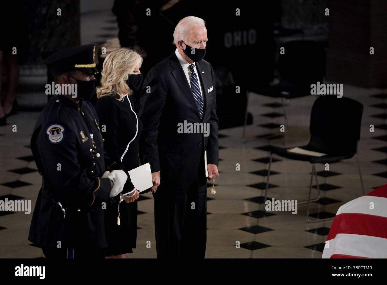 25 septembre 2020, Washington, District of Columbia, États-Unis : Dr Jill Biden et le candidat démocrate à la présidence Joe Biden, ancien vice-président des États-Unis, rendent hommage à la regrettée juge Ruth Bader Ginsburg, qui se trouve dans l'état au National Statuary Hall du Capitole des États-Unis le vendredi 25 septembre 2020. Ginsburg est décédée à l'âge de 87 ans le 18 septembre et est la première femme à rester en état au Capitole (crédit image : © Greg Nash - Pool via CNP/CNP via ZUMA Wire) Banque D'Images