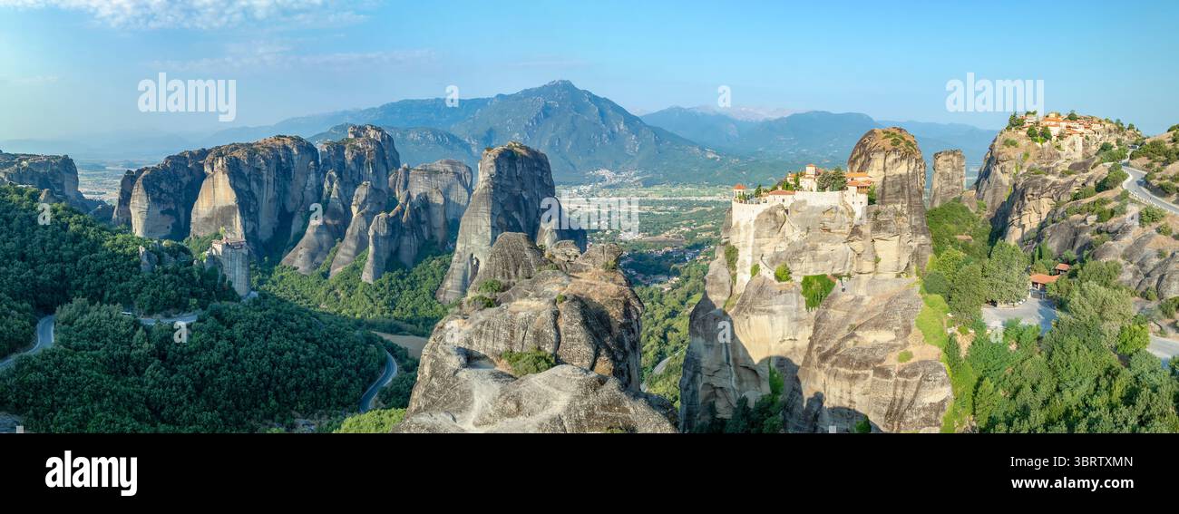 Drone aérien vue panoramique des monastères des Météores perchés sur des formations rocheuses dans la région de Trikala, Thessalie, Grèce, Europe Banque D'Images
