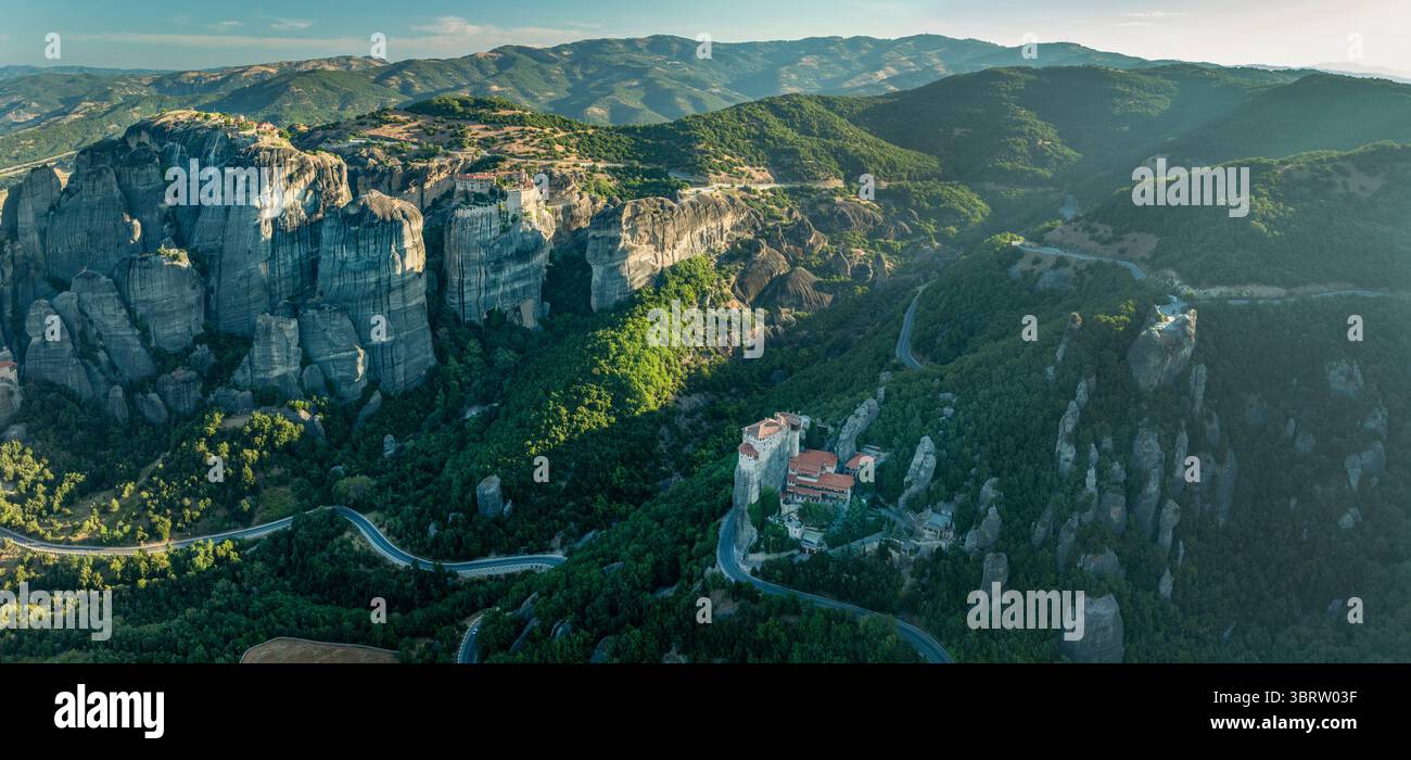 Drone aérien vue panoramique des monastères des Météores perchés sur des formations rocheuses dans la région de Trikala, Thessalie, Grèce, Europe Banque D'Images