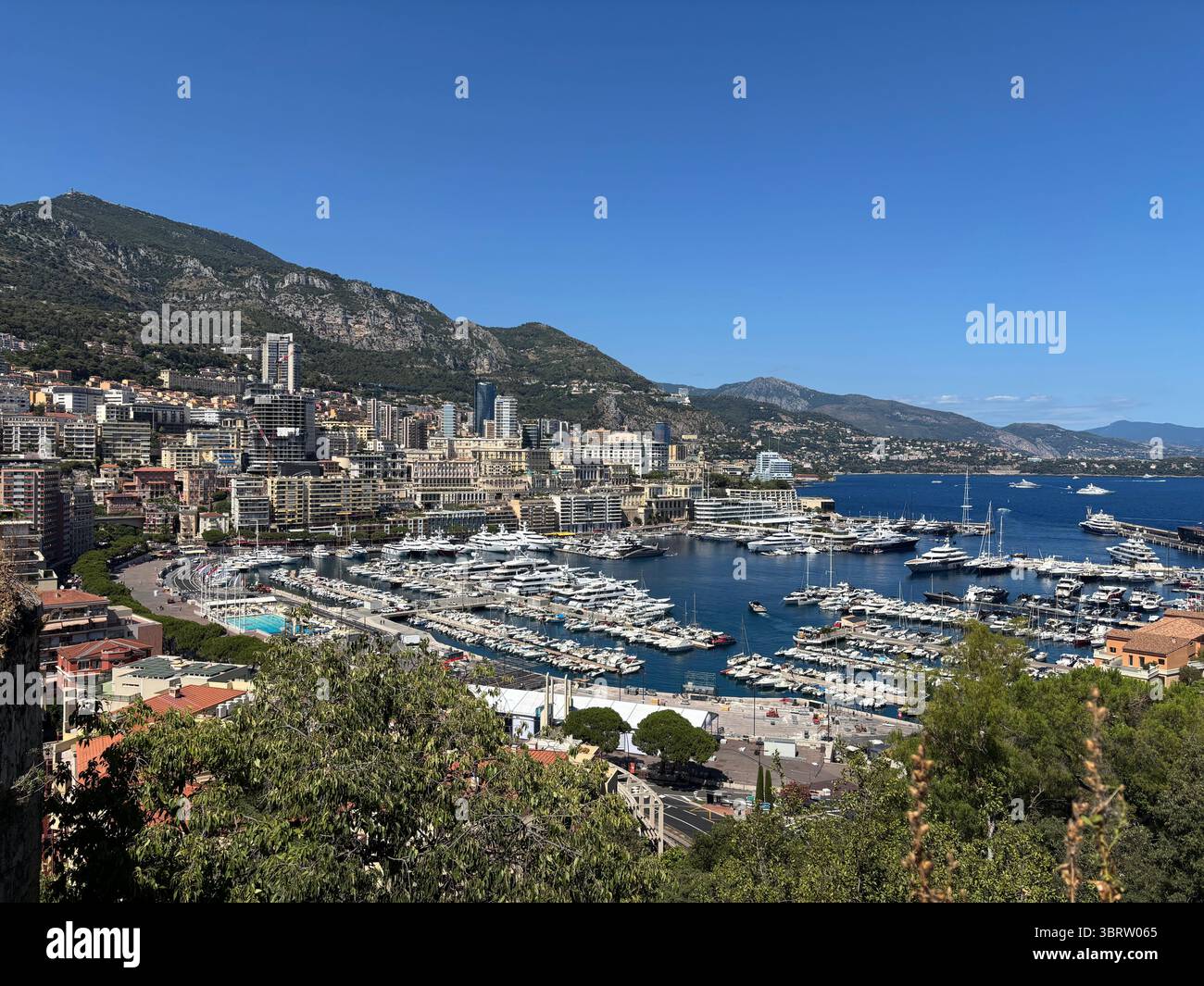 Regardant depuis le point du vue de Fontvieille à Monaco. Banque D'Images Regardant depuis le point du vue de Fontvieille à Monaco. Banque D'Images