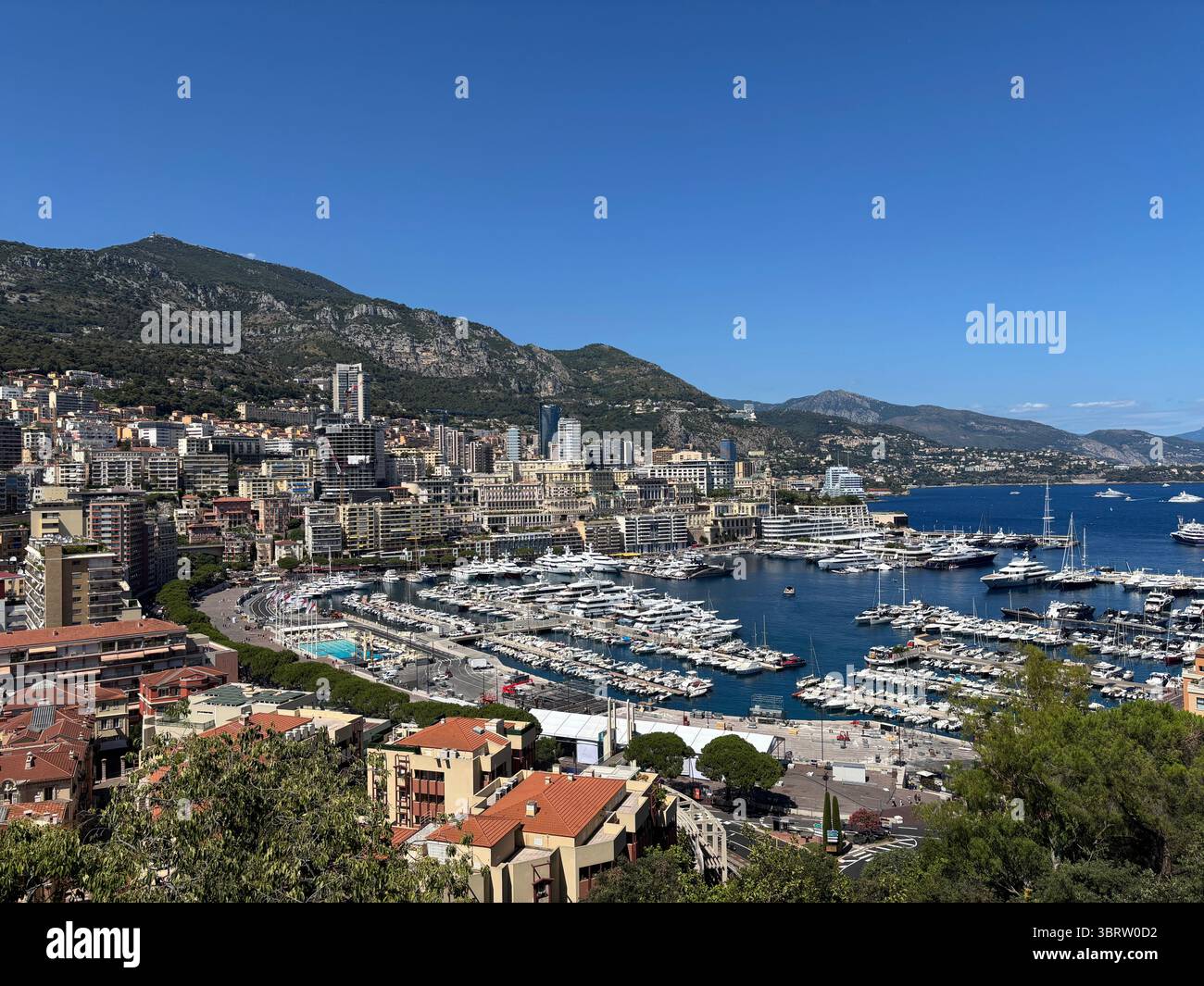 Regardant depuis le point du vue de Fontvieille à Monaco. Banque D'Images Regardant depuis le point du vue de Fontvieille à Monaco. Banque D'Images
