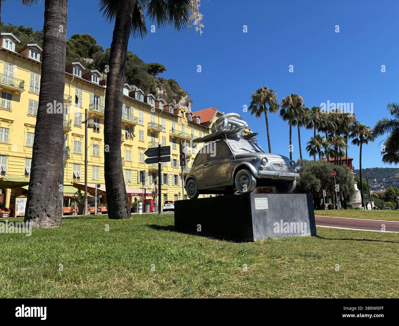 Pointe de Rauba Capeu statue modèle de Fiat car intitulé un dimanche a Nice. - Image de stock capturée avec un smartphone