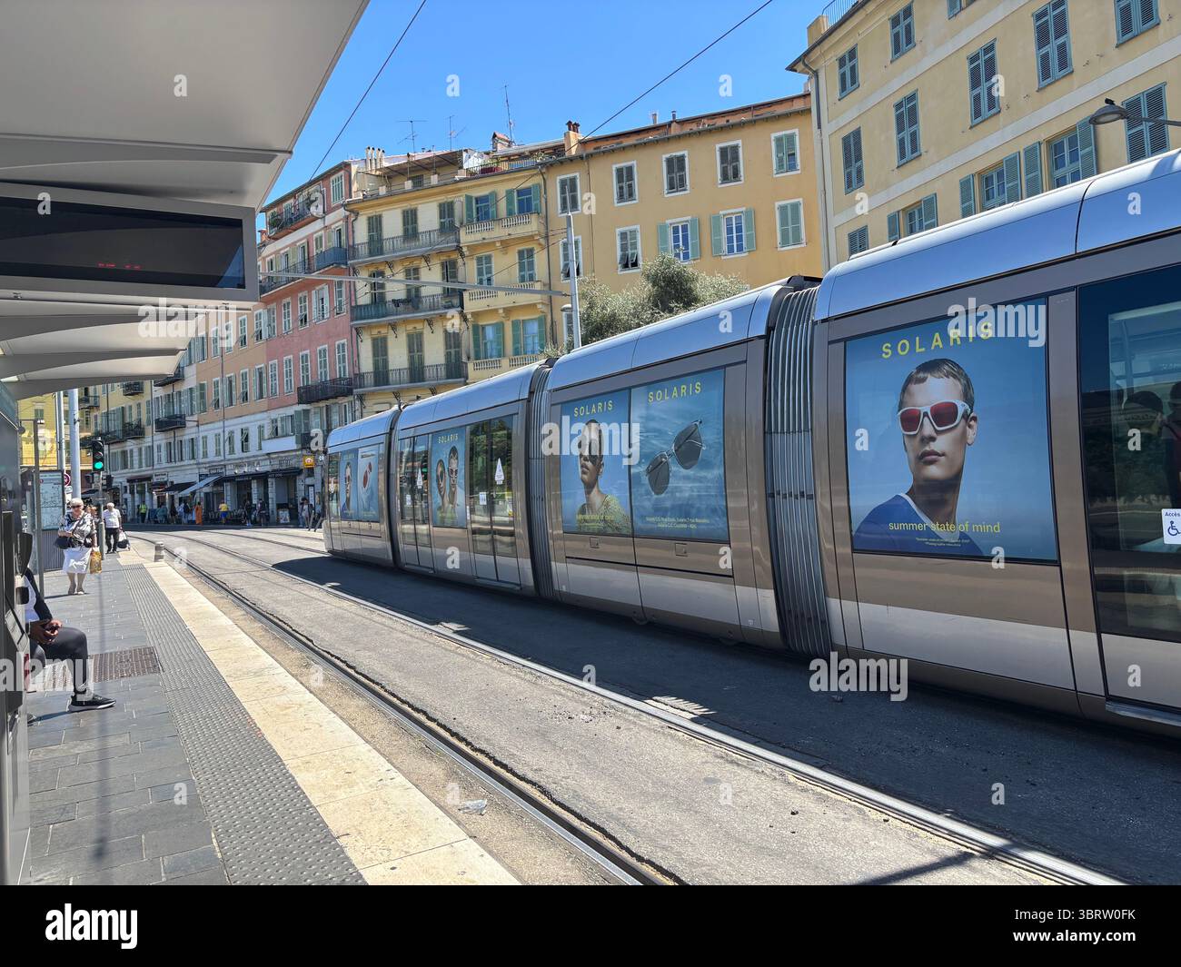 Tram sur le Boulevard Jean Jaurès à Nice. Banque D'Images