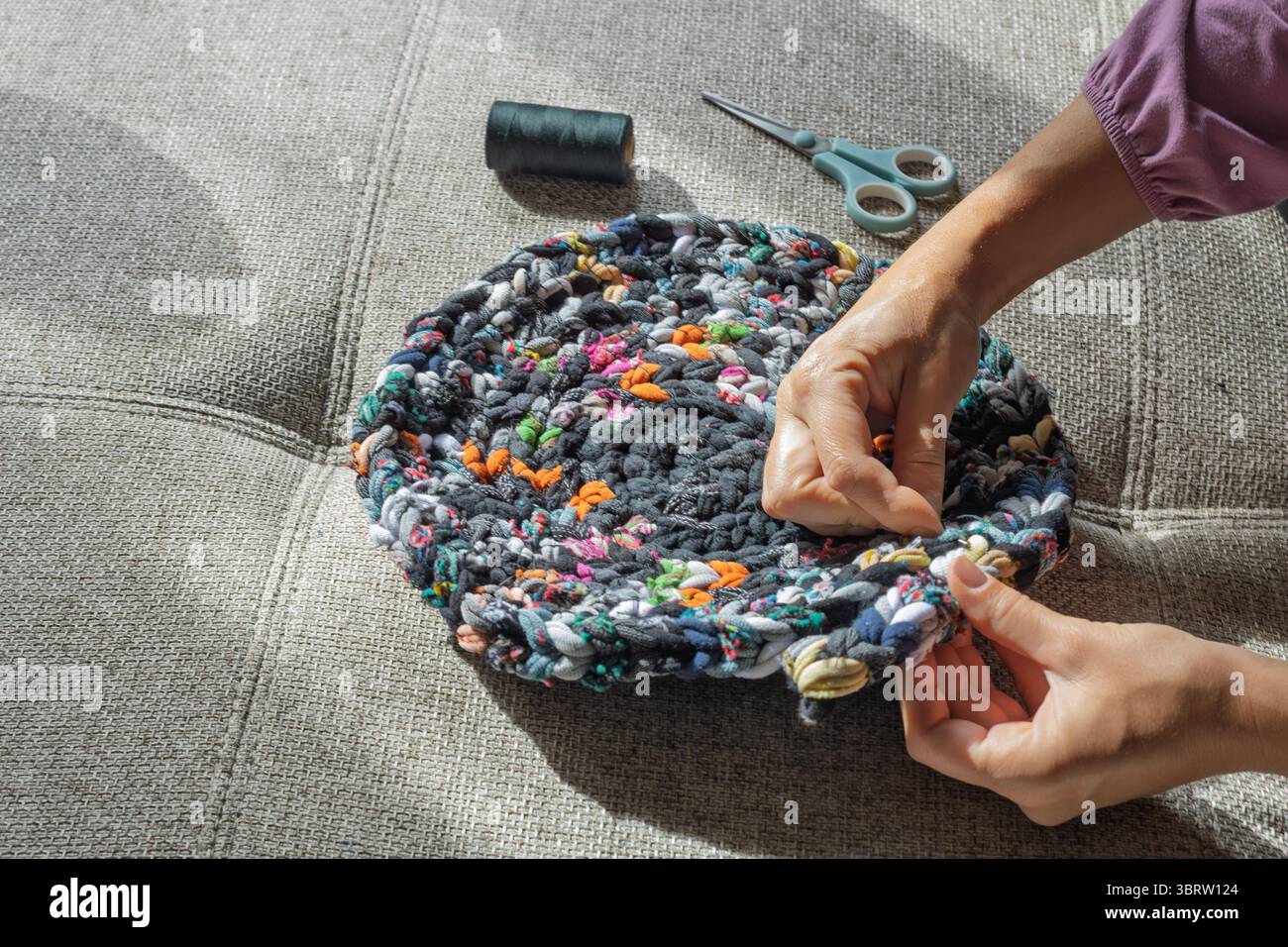 Tapis en tissu recyclé coloré cousu à la main Banque D'Images