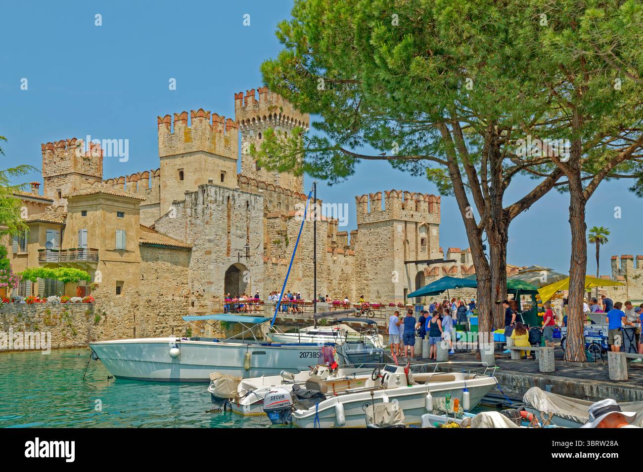 Le château de Scaligero à Sirmione sur le lac de Garde, province de Brescia, Italie. Banque D'Images