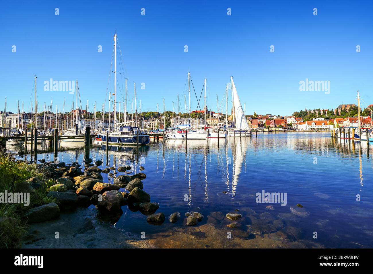 Vue sur le port historique de la ville de Flensburg et le paysage environnant. Port de Flensburg sur le fjord. Banque D'Images