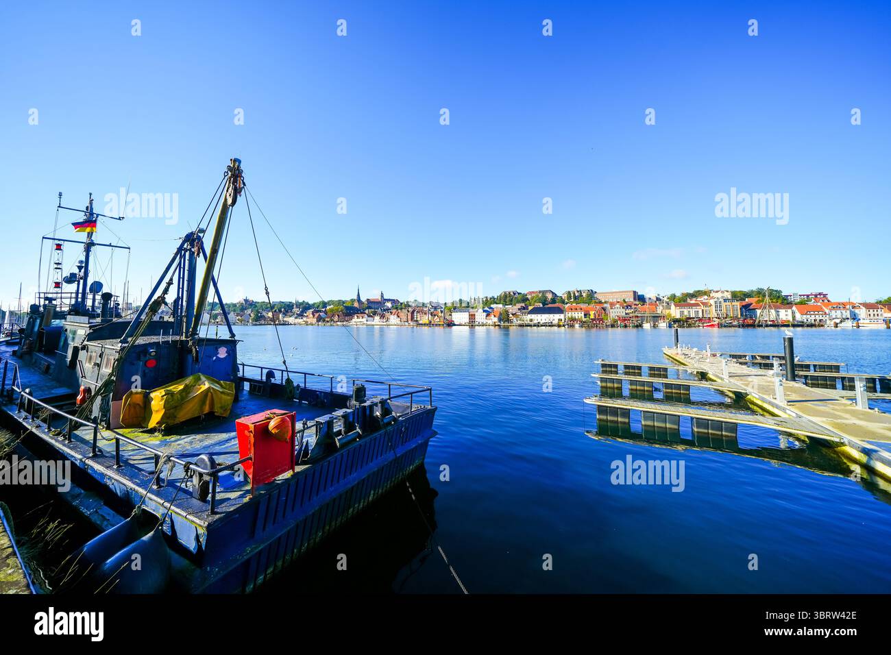 Vue sur le port historique de la ville de Flensburg et le paysage environnant. Port de Flensburg sur le fjord. Banque D'Images