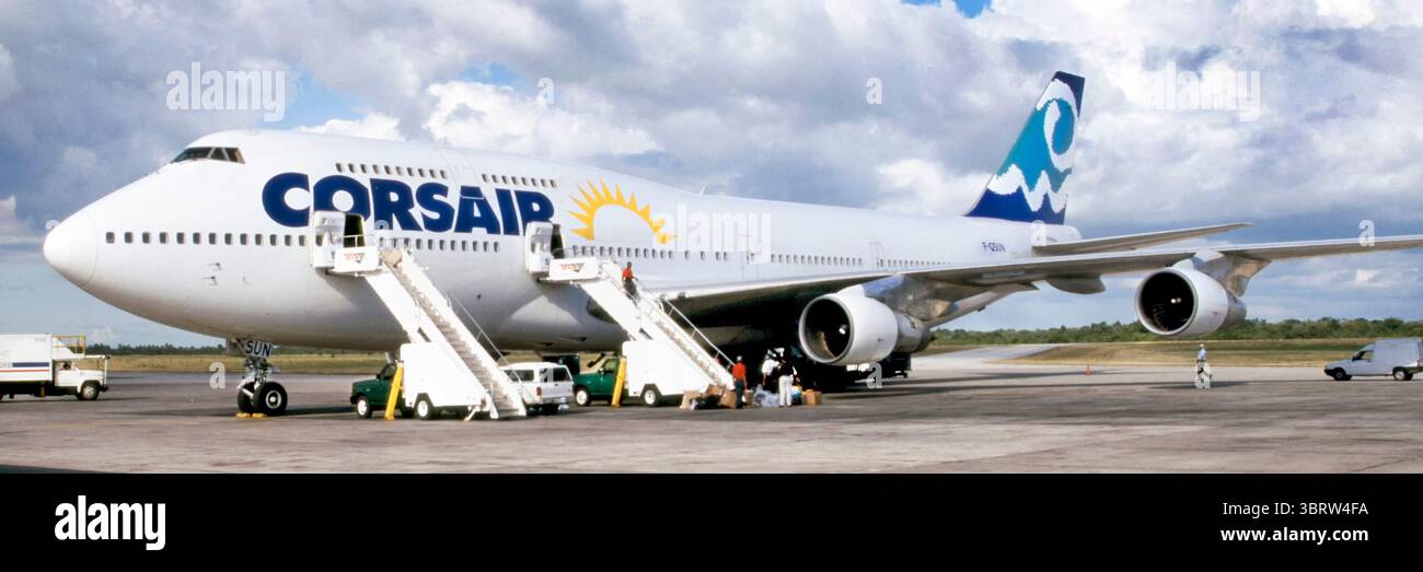 Vue panoramique sur l'historique 1998 de l'avion de ligne Boeing 747 Jumbo stationné sur le tarmac de l'aéroport de Saint-Domingue en République dominicaine. Une compagnie aérienne CORSAIR dans une image d'archives des années 90 de l'équipage au sol et des véhicules commerciaux en préparation du prochain vol. À partir de 2022, l'aéroport a été renommé et est devenu connu sous le nom de Las Américas International toujours basé dans la même République dominicaine Banque D'Images
