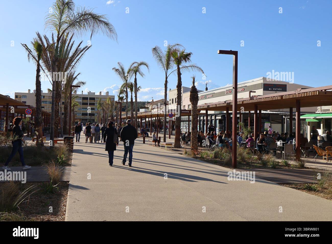 Promenade piétonne donnant accès à la plage sur le Boulevard de la Méditerranée à Narbonne-plage, ville de Narbonne, département de l'Aude, France Banque D'Images