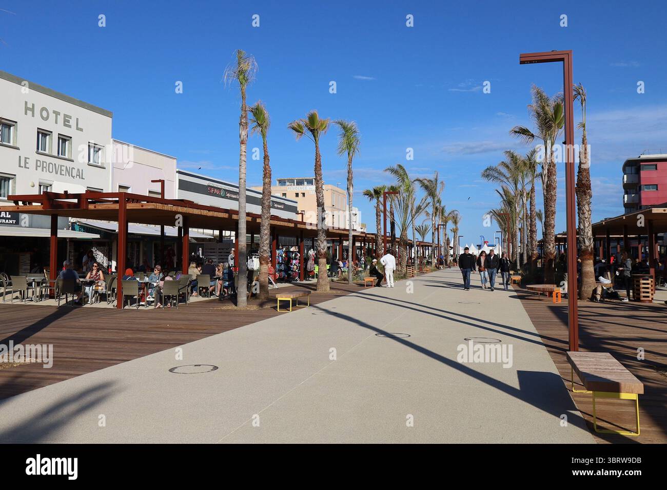 Promenade piétonne donnant accès à la plage sur le Boulevard de la Méditerranée à Narbonne-plage, ville de Narbonne, département de l'Aude, France Banque D'Images