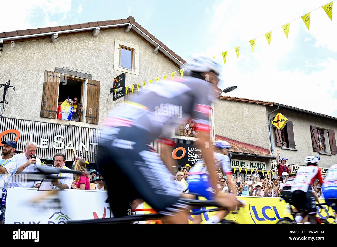 Tour de France. 14 juillet 2025. Ennezat, France. 14 juillet 2025. Départ de l'étape 10 du Tour de France 2025 à vélo, d'Ennezat au Mont-Dore Puy de Sancy (169 km), le lundi 14 juillet 2025 en France. La 112ème édition du Tour de France débute le samedi 5 juillet à Lille, France, et se terminera à Paris, France, le 27 juillet. BELGA PHOTO JASPER JACOBS crédit : Belga News Agency/Alamy Live News crédit : Belga News Agency/Alamy Live News Banque D'Images