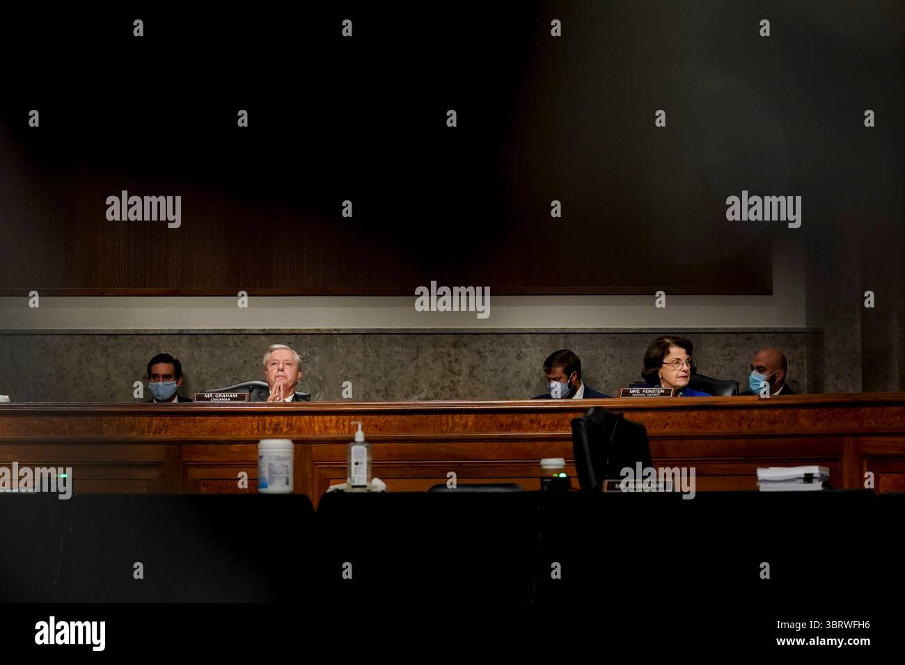 30 septembre 2020, Washington, District de Columbia, États-Unis : la sénatrice des États-Unis Lindsey Graham (républicaine de Caroline du Sud), présidente de la Commission judiciaire du Sénat américain, à gauche, et la sénatrice des États-Unis Dianne Feinstein (démocrate de Californie), membre de rang de la Commission judiciaire du Sénat américain, écoutent lors d'une audition à Washington, D.C. (États-Unis), le mercredi 30 septembre 2020. la Commission étudie actuellement l'enquête du Bureau fédéral d'enquête sur la campagne de Trump en 2016 et l'ingérence électorale russe (crédit image : © Stefani Reynolds - Pool via CNP/CNP via ZUMA Wire) Banque D'Images