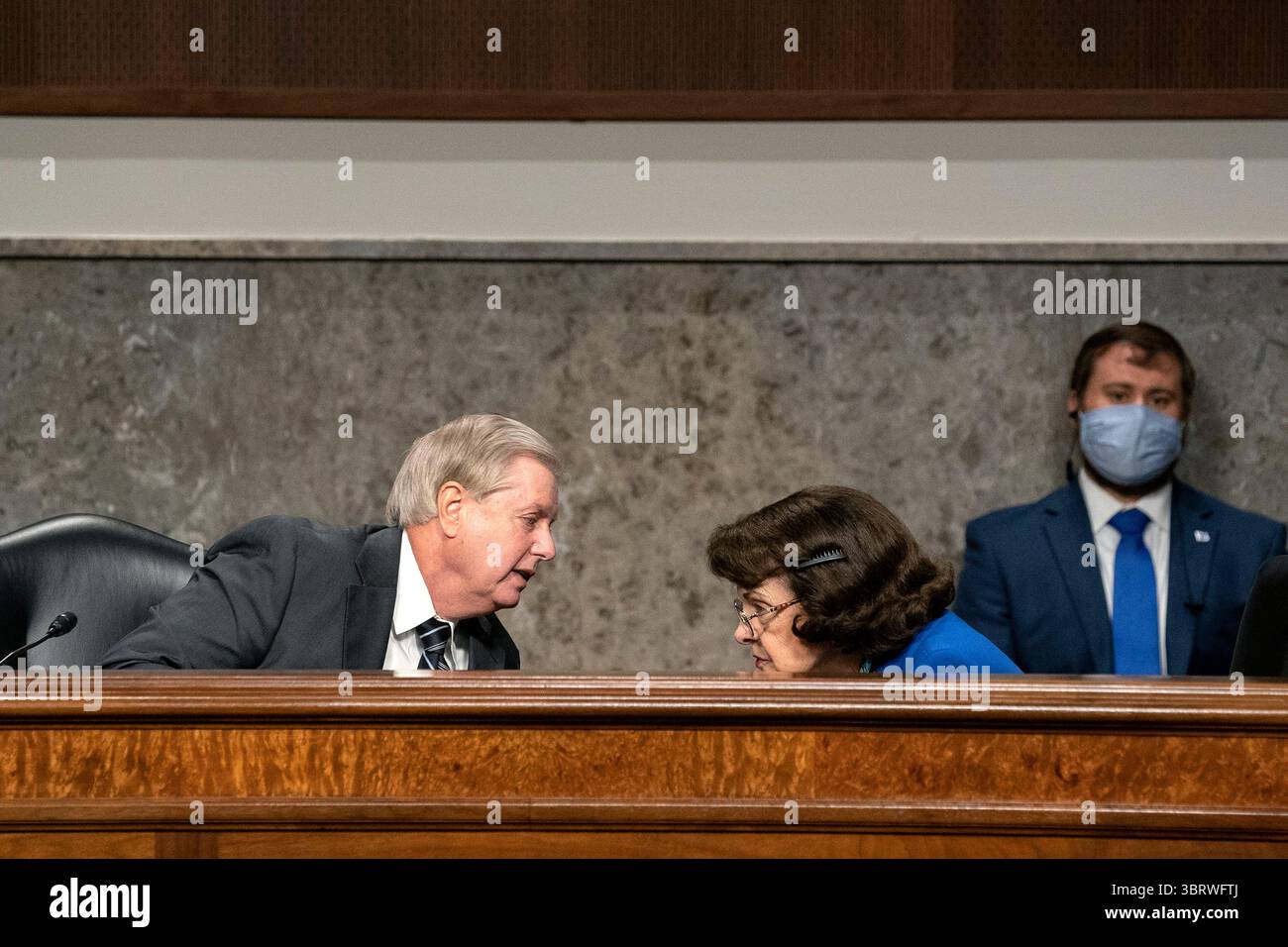 30 septembre 2020, Washington, District de Columbia, États-Unis : sénateur des États-Unis Lindsey Graham (républicaine de Caroline du Sud), présidente de la Commission judiciaire du Sénat américain et présidente de la Commission judiciaire du Sénat, à gauche, s'adresse à la sénatrice américaine Dianne Feinstein (démocrate de Californie), membre de rang, Commission judiciaire du Sénat américain, au centre, lors d'une audition à Washington, D.C. (États-Unis), le mercredi 30 septembre, 2020. la Commission étudie l'enquête du Federal Bureau of investigations sur la campagne de Trump en 2016 et l'ingérence électorale russe (crédit image : © Stefani Reynolds - Pool via Banque D'Images
