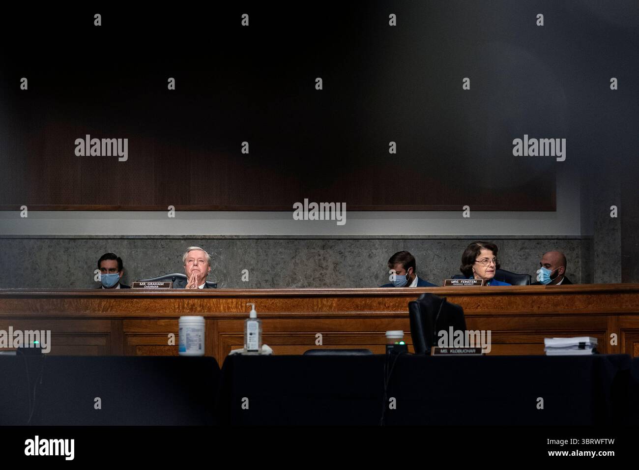 30 septembre 2020, Washington, District de Columbia, États-Unis : la sénatrice des États-Unis Lindsey Graham (républicaine de Caroline du Sud), présidente de la Commission judiciaire du Sénat américain, deuxième à partir de la gauche, et la sénatrice des États-Unis Dianne Feinstein (démocrate de Californie), membre de rang, Commission judiciaire du Sénat américain, deuxième à partir de la droite, écoutent lors d'une audition à Washington, D.C. (États-Unis), le mercredi 30 septembre, 2020. la Commission étudie actuellement l'enquête du Bureau fédéral d'enquête sur la campagne de Trump en 2016 et l'ingérence électorale russe (crédit image : © Stefani Reynolds - Pool via CNP/CNP via ZUMA Wire) Banque D'Images