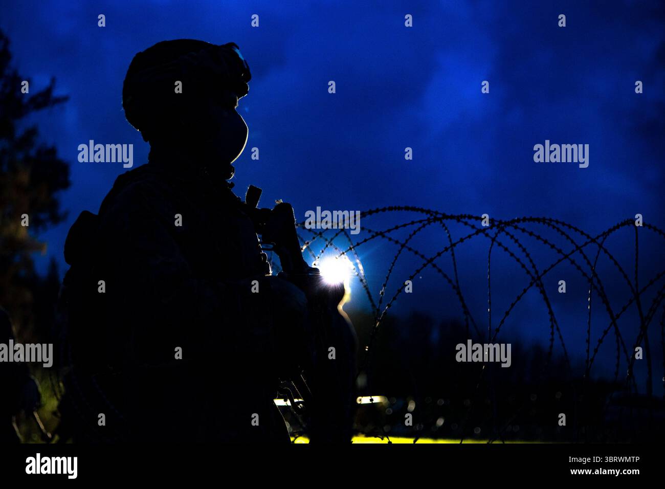 12 septembre 2020 - Kin Blue, Okinawa, Japon - Un Marine avec Bataillon Landing Team, 2e Bataillon, 4e Marines, 31e Marine Expeditionary Unit (MEU), surveille pendant une simulation de renfort d'ambassade. La Nouvelle-Orléans, qui fait partie de l’équipe de la 31e MEU America Amphibious Ready Group, opère dans la zone d’opérations de la 7e flotte américaine pour améliorer l’interopérabilité avec les alliés et les partenaires et servir de force d’intervention prête pour défendre la paix et la stabilité dans la région Indo-Pacifique. (Crédit image : © Joshua Brittenham/U.S. Marines/ZUMA Wire/ZUMAPRESS.com) Banque D'Images