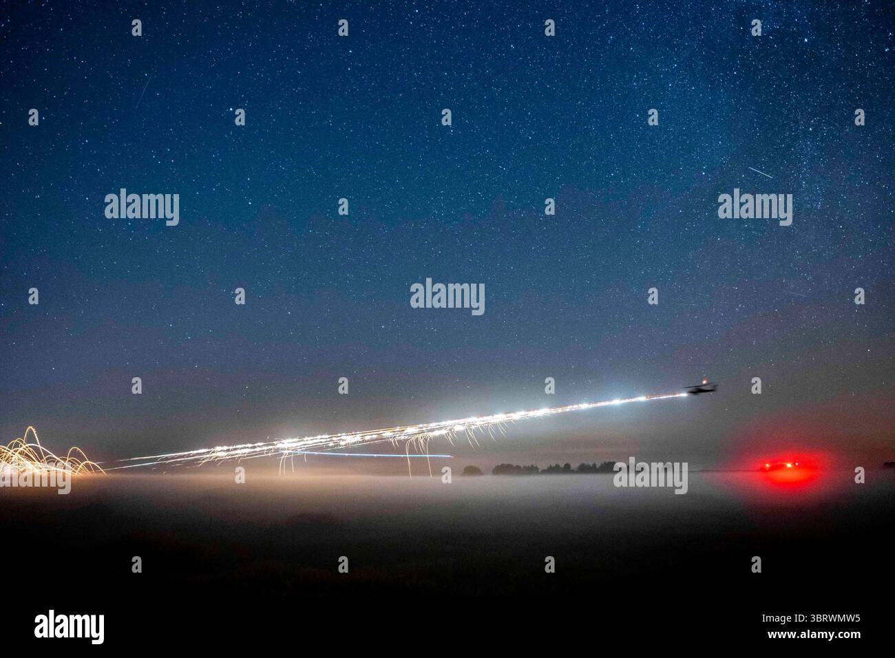 16 septembre 2020 - Bemowo Piskie, Pologne - Un hélicoptère Apache américain, affecté à la 101e brigade de l'aviation de combat, tire des roquettes pendant l'exercice de tir réel Wojtek à l'appui du groupement tactique de présence avancée renforcée des NATO-Pologne à Bemowo Piskie, Pologne, Septembert. 16, 2020. L'exercice de tir réel a coordonné les moyens du Royaume-Uni, de la Croatie et des États-Unis, y compris les soldats du 2e escadron, 2e régiment de cavalerie. NATOS EFP BG-P se compose de quatre groupements tactiques de la taille d'un bataillon qui se déploient sur une base continue de rotation en Estonie, Lettonie, Lituanie et Pologne pour démontrer l'allié Banque D'Images
